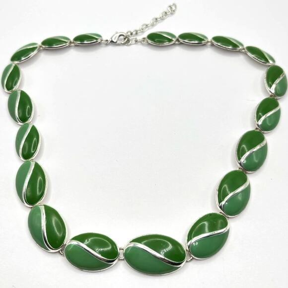 Vintage Green Oval Necklace - Picture 3 of 3
